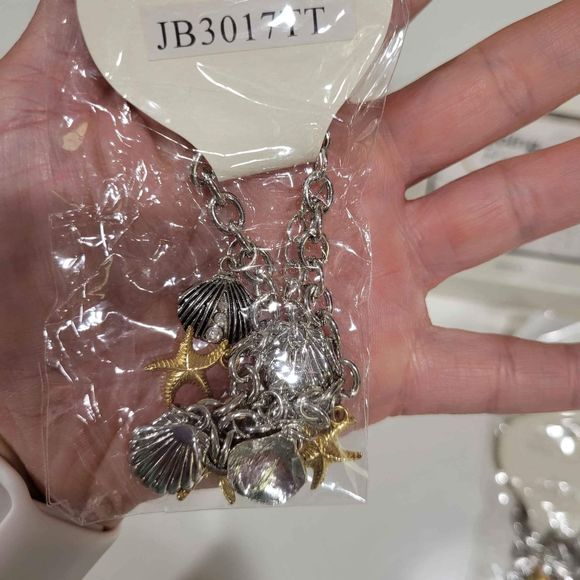 4 PIECES 2 necklaces and 2 bracelets  ALL NEW - Picture 4 of 6